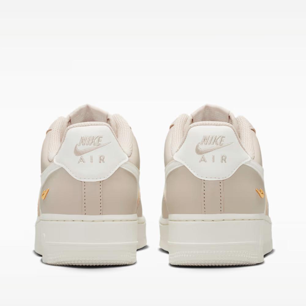 Dámské boty Nike Air Force 1 '07 SE IV5197-200 - béžové