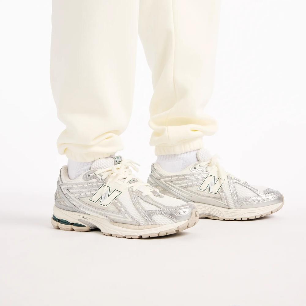 Pánské kalhoty New Balance Reimagined Graphic MB62S1NTAGA - béžové