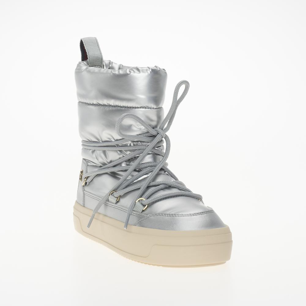 Boty Tommy Hilfiger Lace-Up Metallic Snowboot FW0FW08442-0IN - stříbně