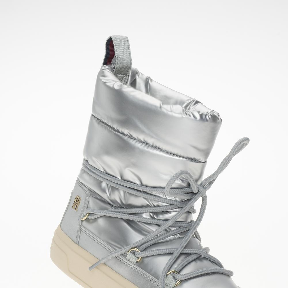 Boty Tommy Hilfiger Lace-Up Metallic Snowboot FW0FW08442-0IN - stříbně