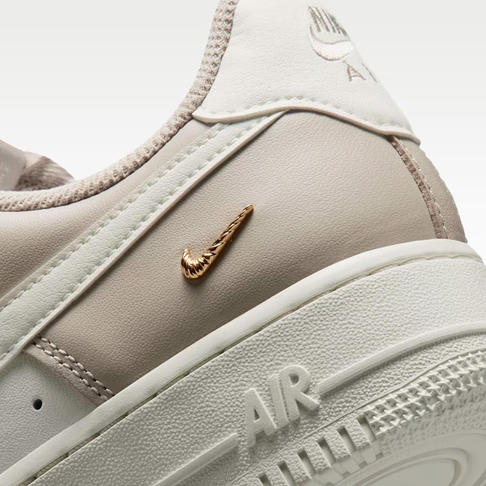 Dámské boty Nike Air Force 1 '07 SE IV5197-200 - béžové